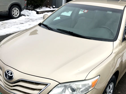 repairing toyota camry 2010 windshield in the driveway during canadian winter